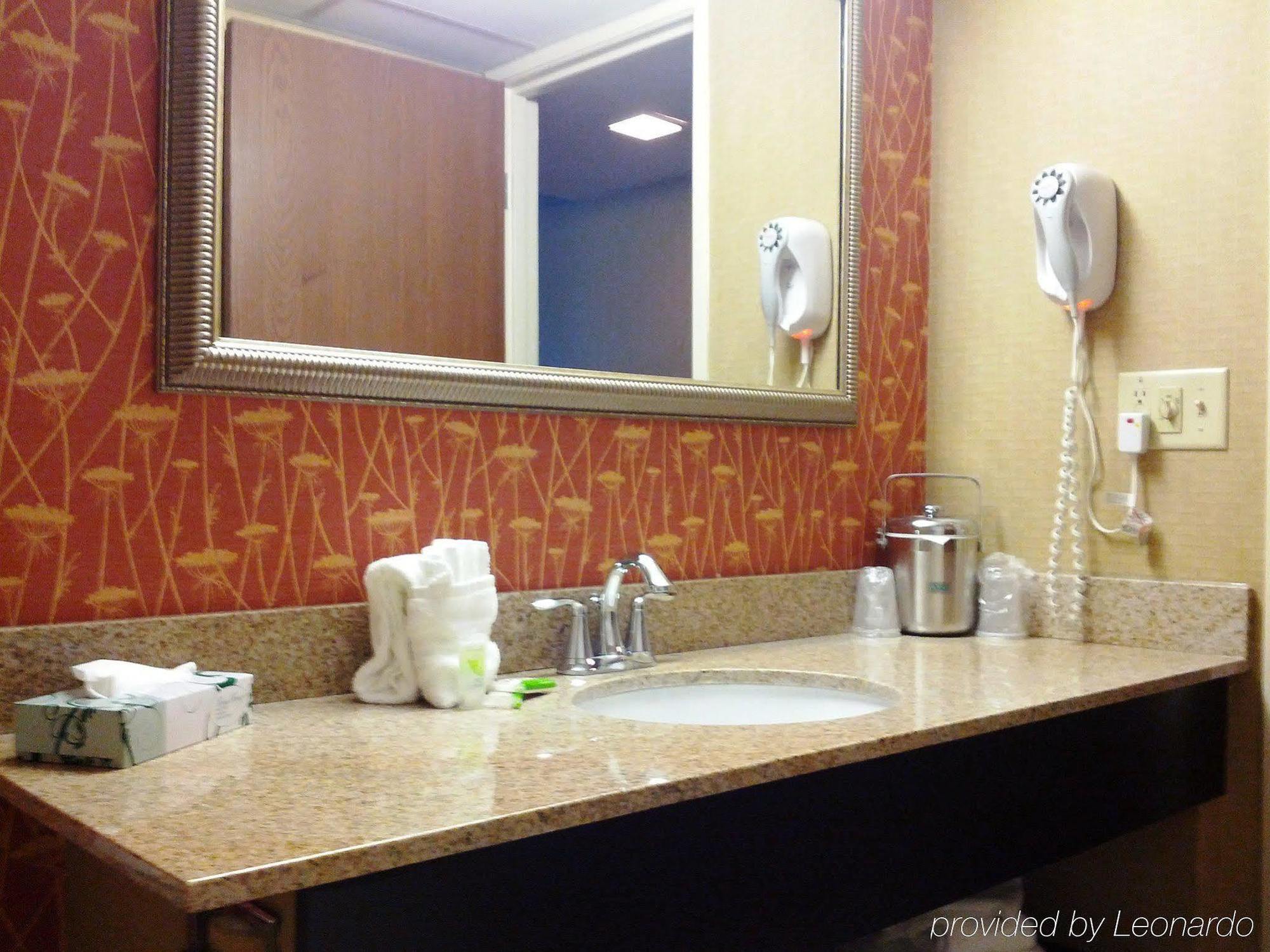 Howard Johnson By Wyndham Portsmouth Bagian luar foto