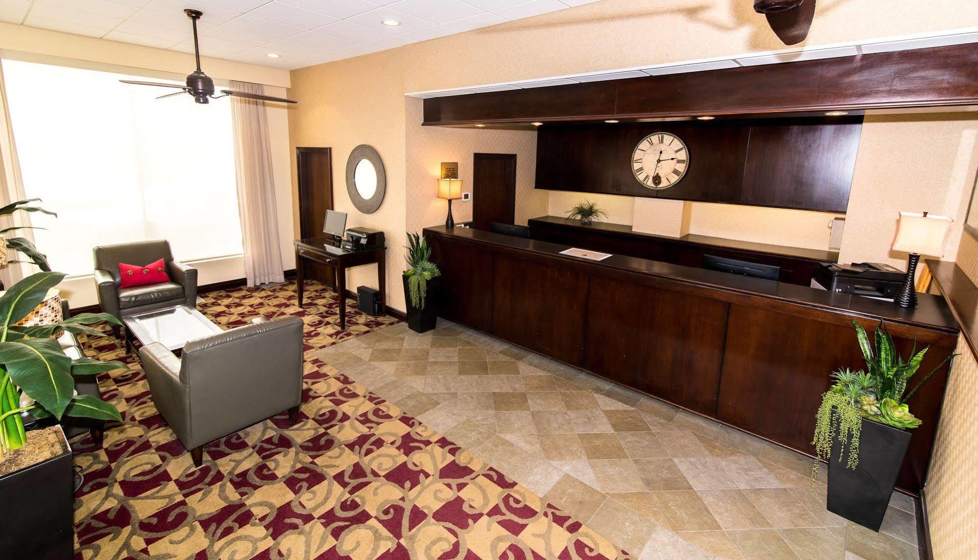 Howard Johnson By Wyndham Portsmouth Bagian luar foto
