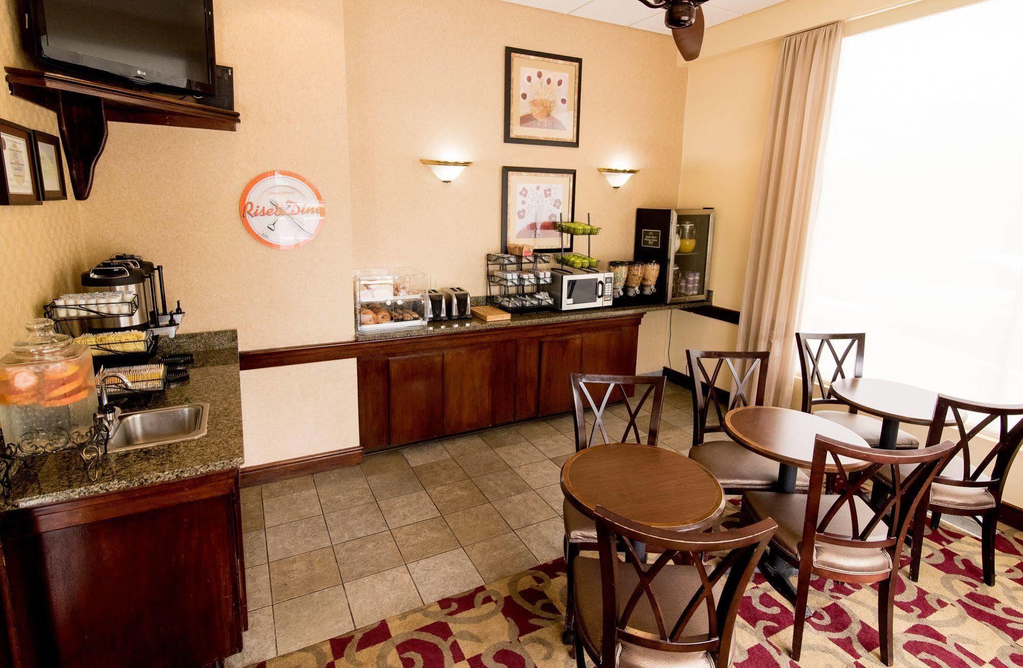 Howard Johnson By Wyndham Portsmouth Bagian luar foto