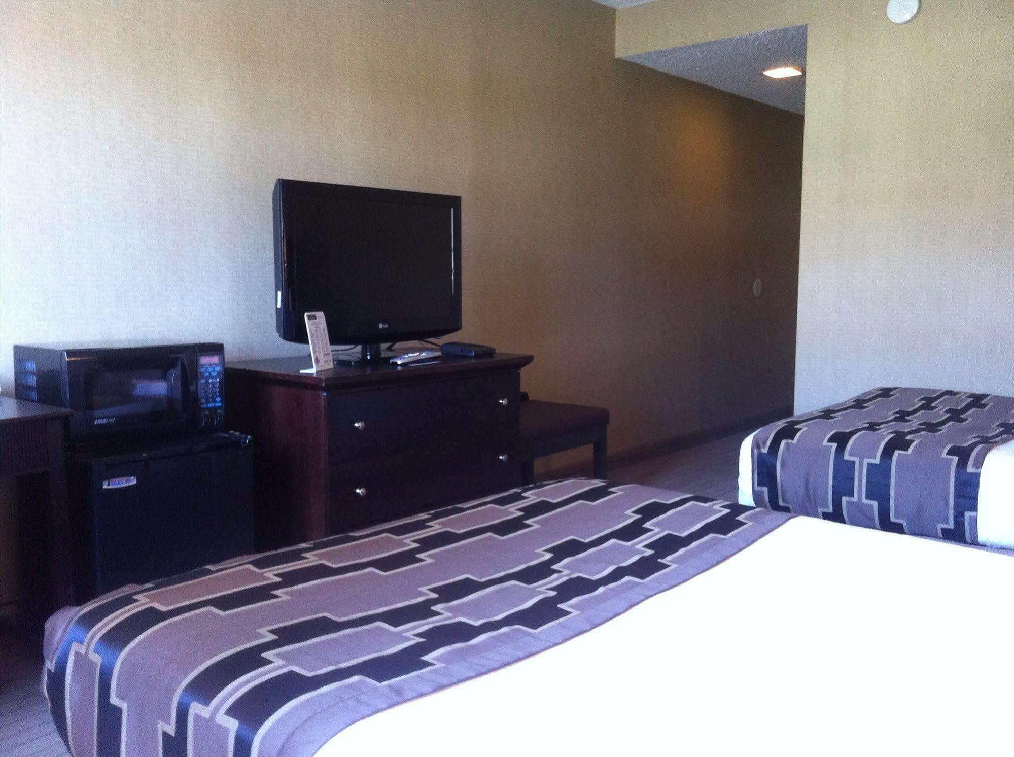 Howard Johnson By Wyndham Portsmouth Bagian luar foto