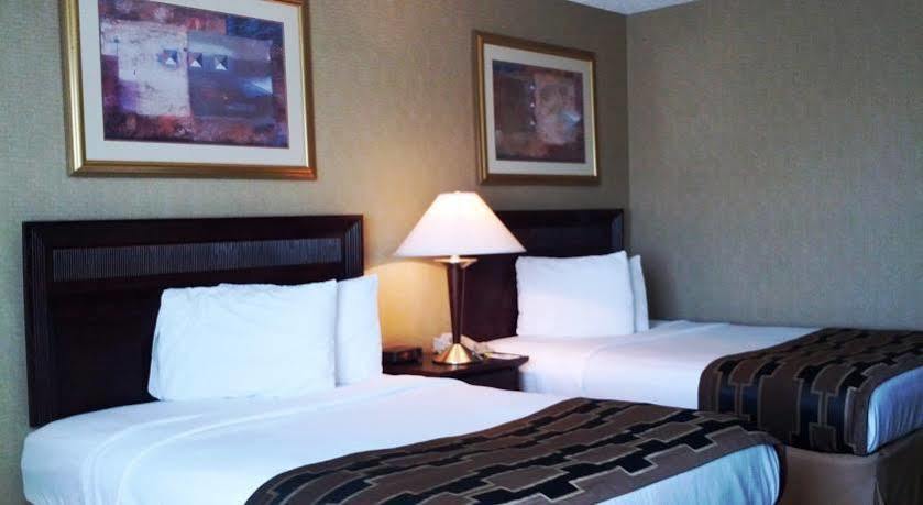Howard Johnson By Wyndham Portsmouth Bagian luar foto